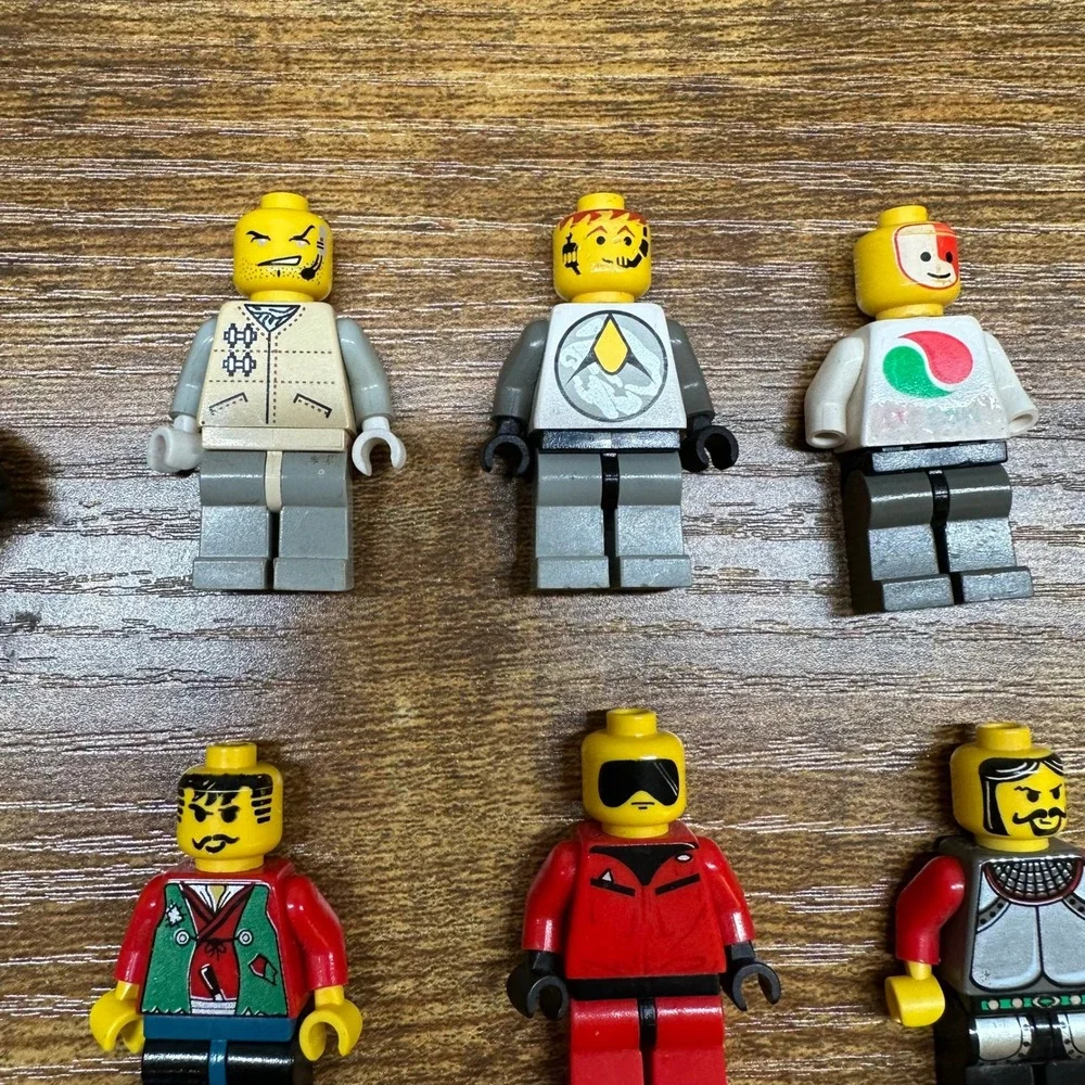 Vintage LEGO Minifigures Lot of 9 Pirates Castle Space Town Figures Accessories - Picture 4 of 9
